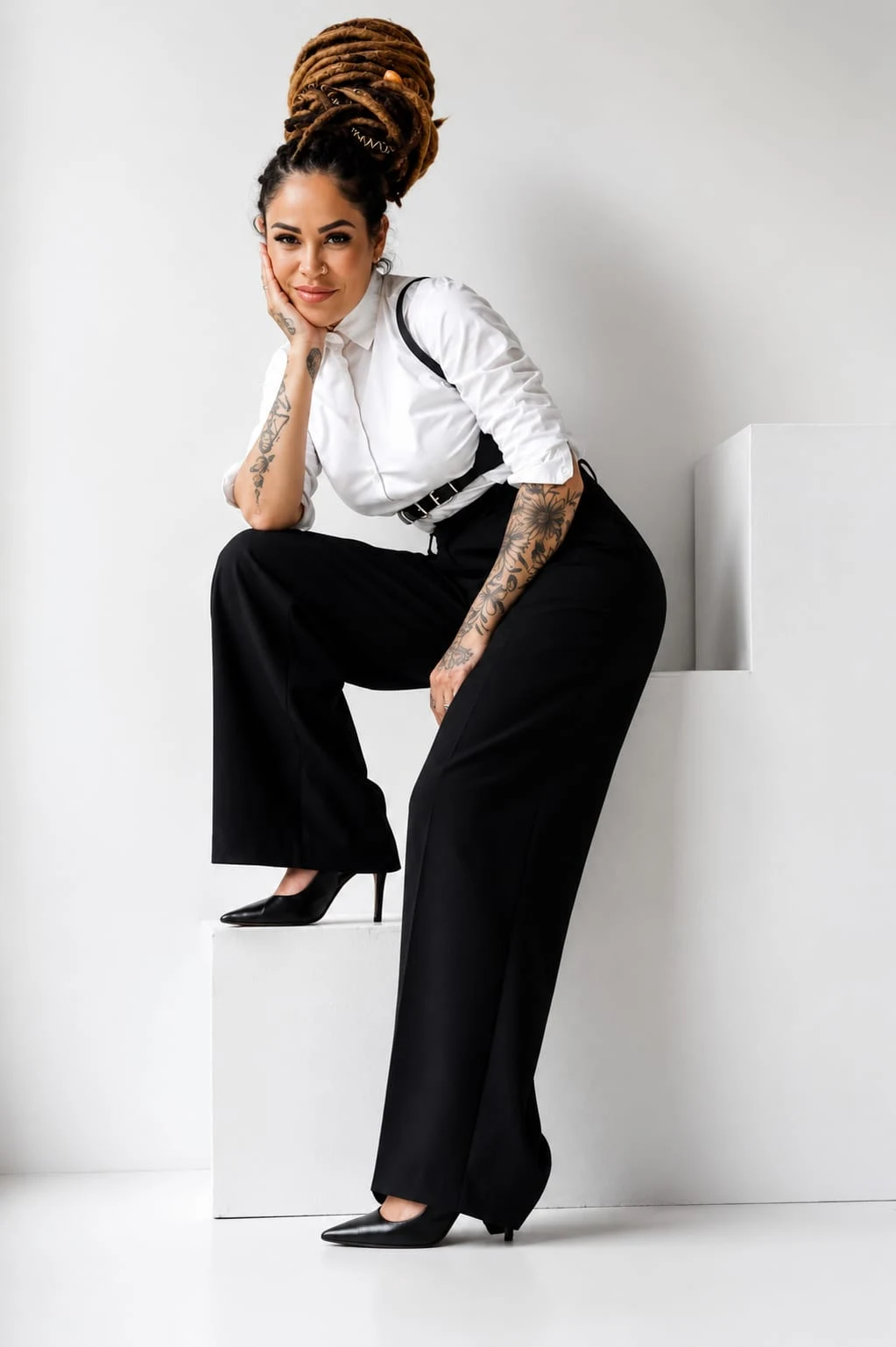 Retrato editorial de Yass Noir con traje negro